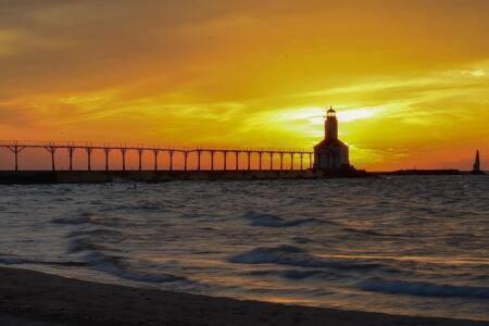 Spacious Upstairs 1Bed- Walking Distance To Beach Outlet Mall Michigan City Luaran gambar